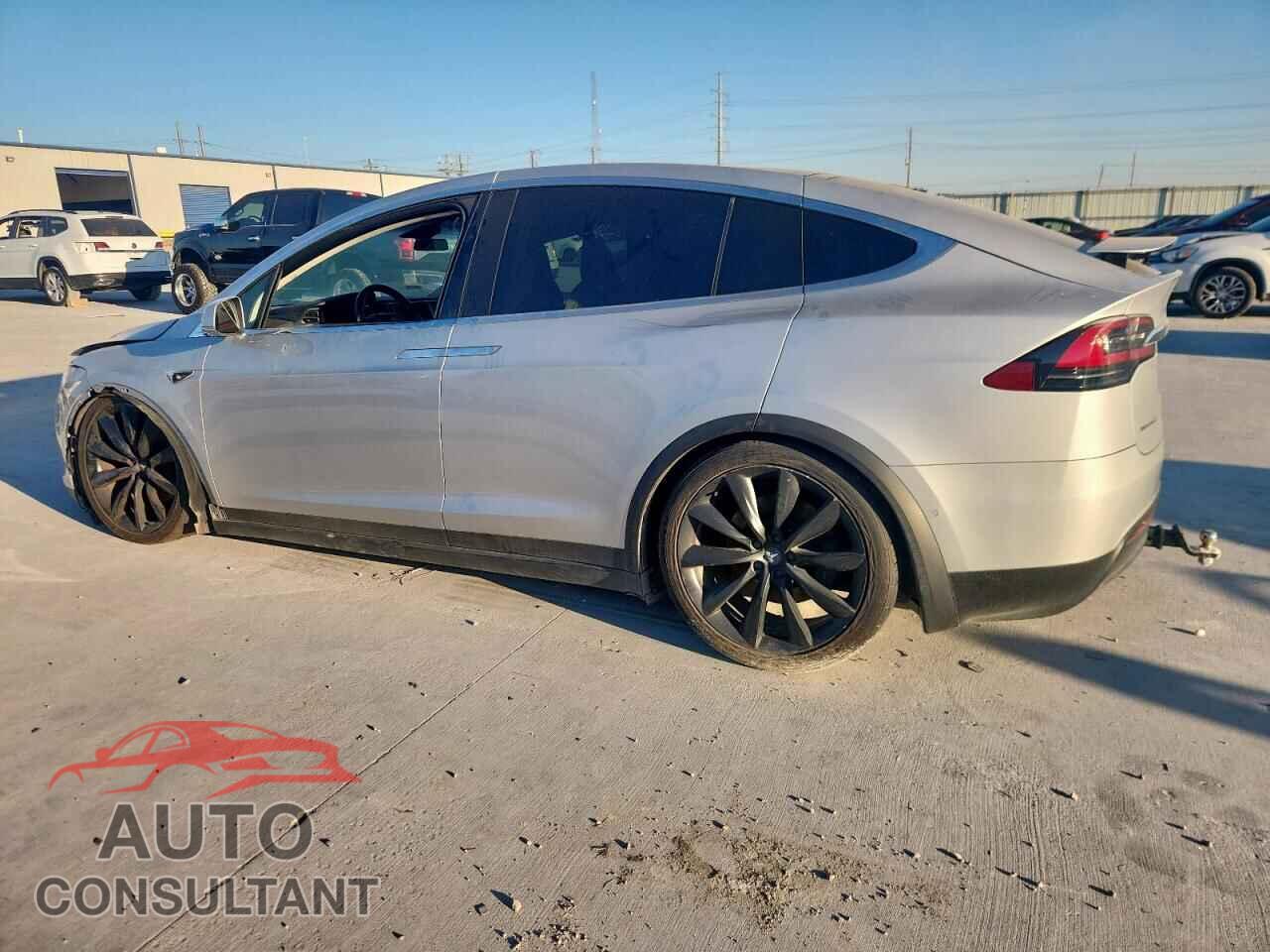 TESLA MODEL X 2018 - 5YJXCAE20JF091876
