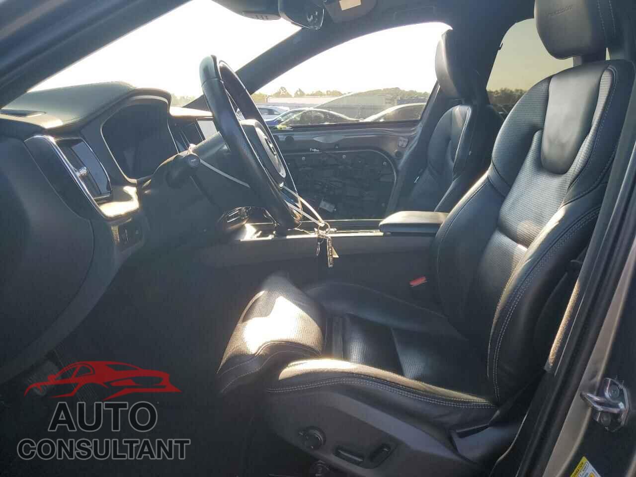 VOLVO XC60 2018 - LYVA22RL0JB105360