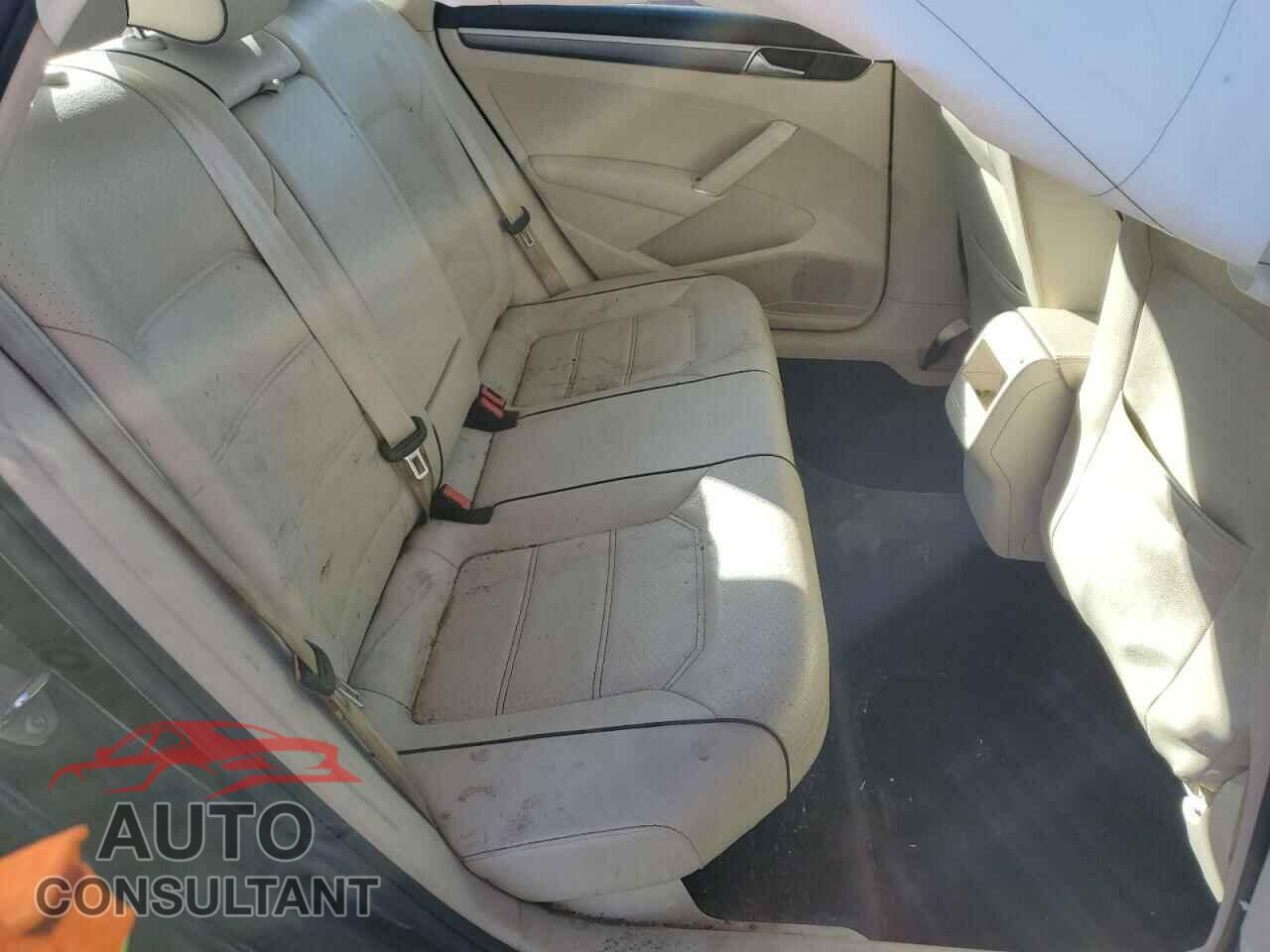 VOLKSWAGEN PASSAT 2018 - 1VWAA7A39JC018531