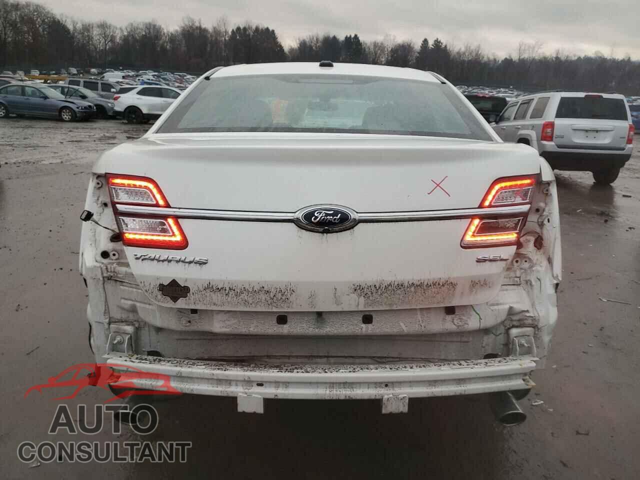 FORD TAURUS 2018 - 1FAHP2E84JG116731