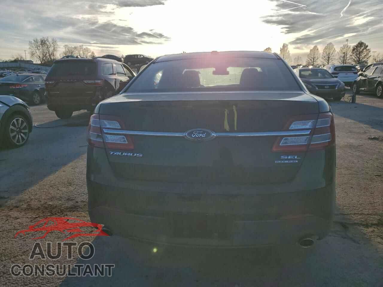 FORD TAURUS 2018 - 1FAHP2E87JG131076