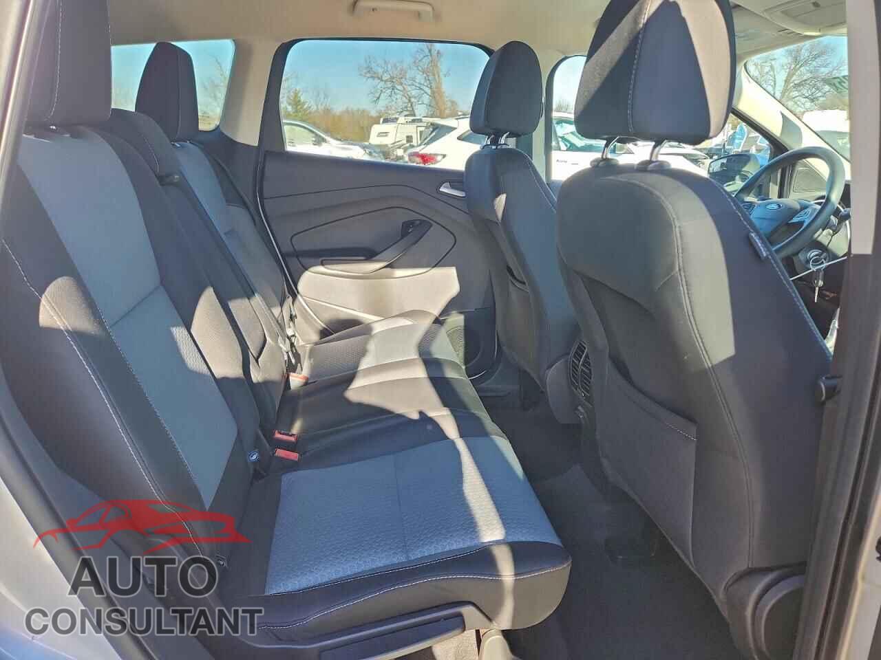 FORD ESCAPE 2017 - 1FMCU0GD3HUC38497