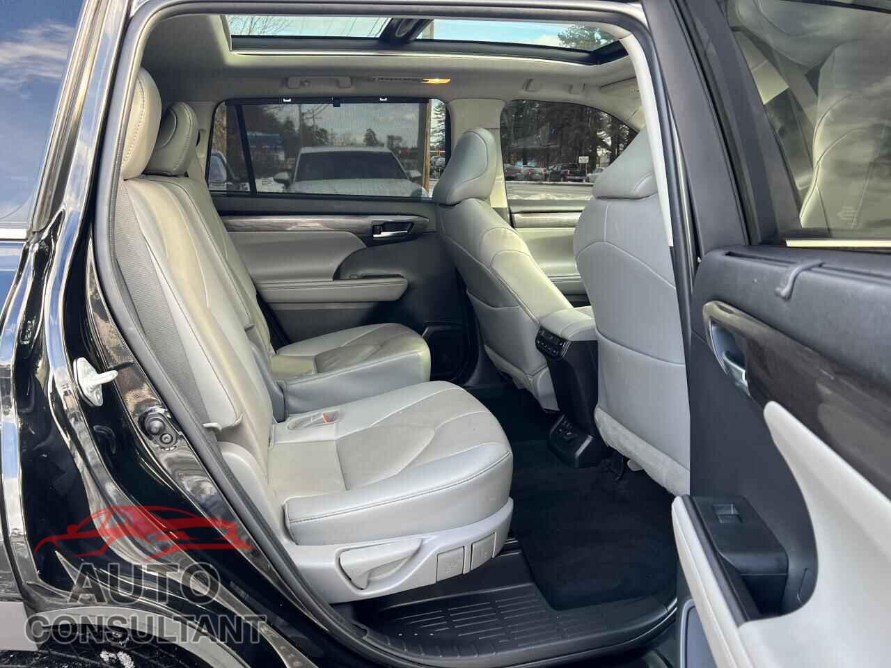 TOYOTA HIGHLANDER 2022 - 5TDFZRBH3NS193336