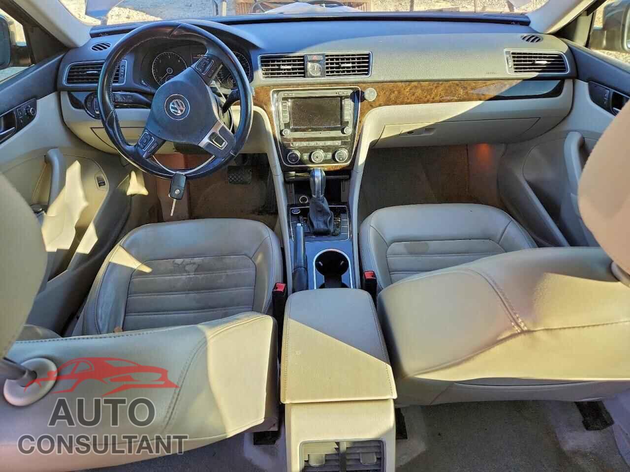 VOLKSWAGEN PASSAT 2015 - 1VWCV7A30FC038641