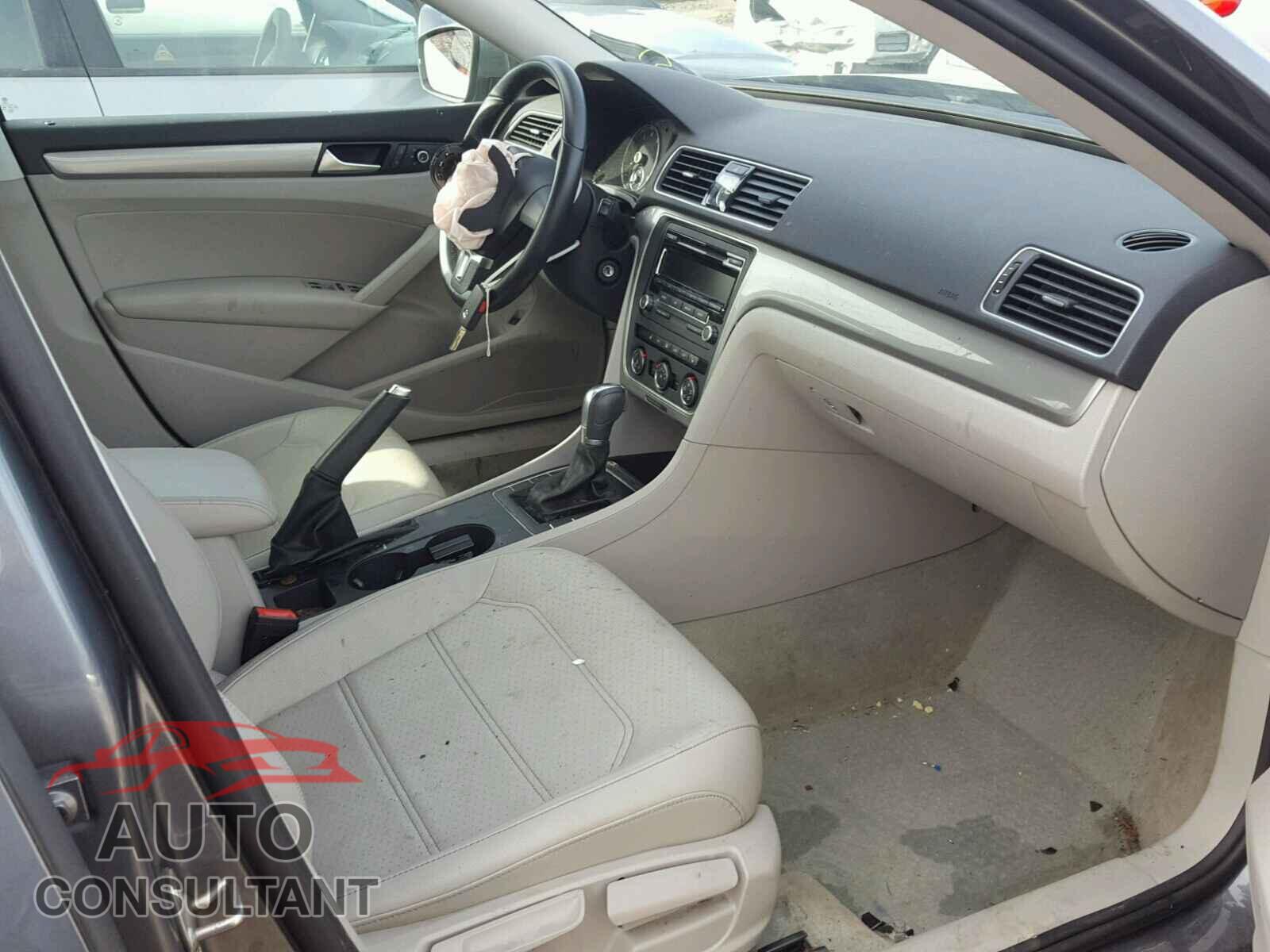 VOLKSWAGEN PASSAT 2015 - 1VWAT7A30FC019519