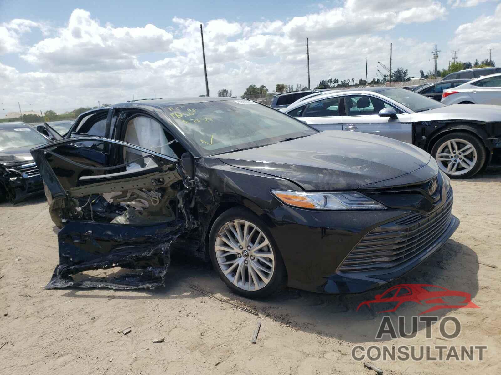 TOYOTA CAMRY 2018 - 4T1B11HK1JU081792