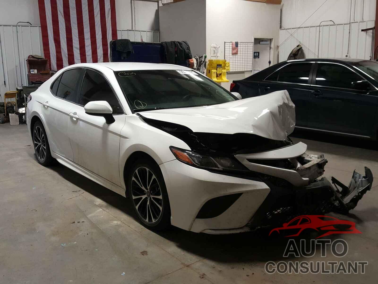 TOYOTA CAMRY 2018 - 4T1B11HK1JU056097