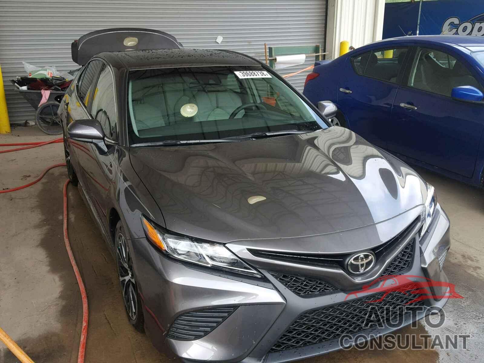 TOYOTA CAMRY 2018 - 4T1B11HK0JU622489