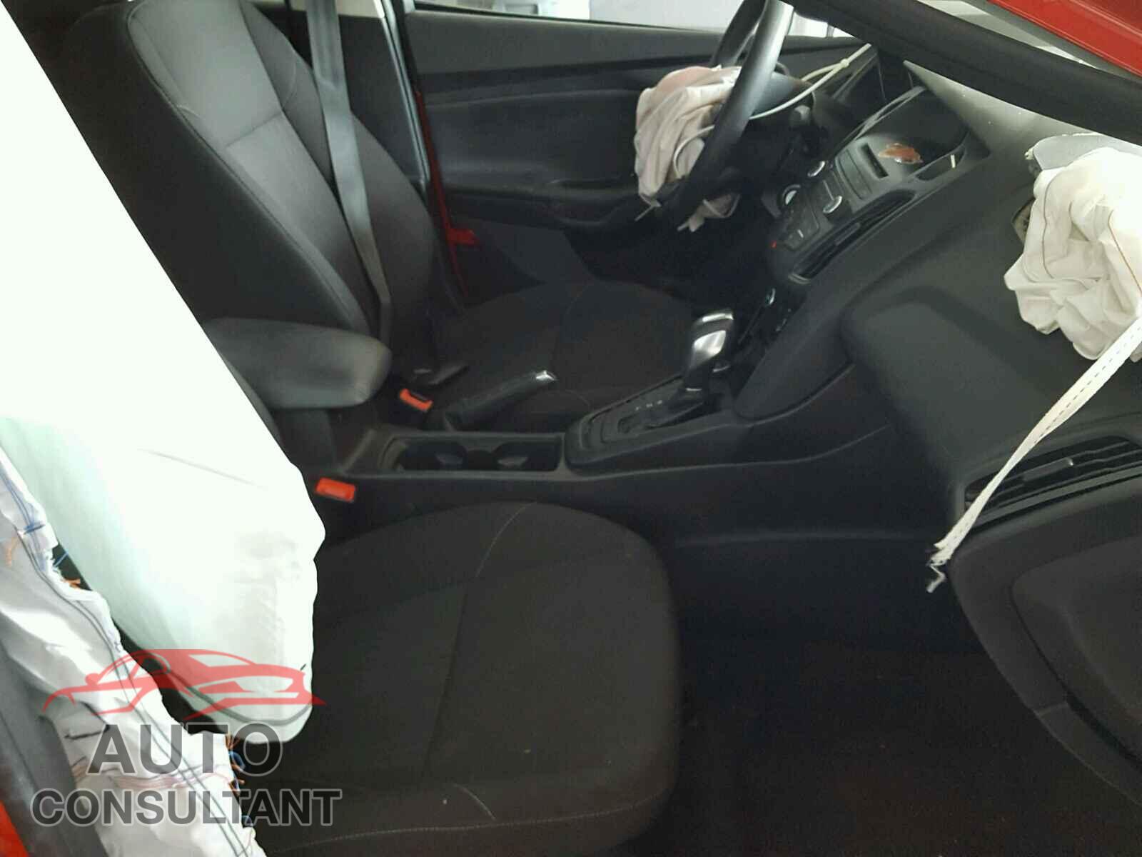 FORD FOCUS SE 2015 - 1FADP3F28FL204579