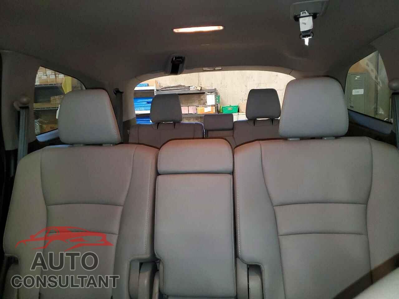 HONDA PILOT 2017 - 5FNYF6H53HB103575