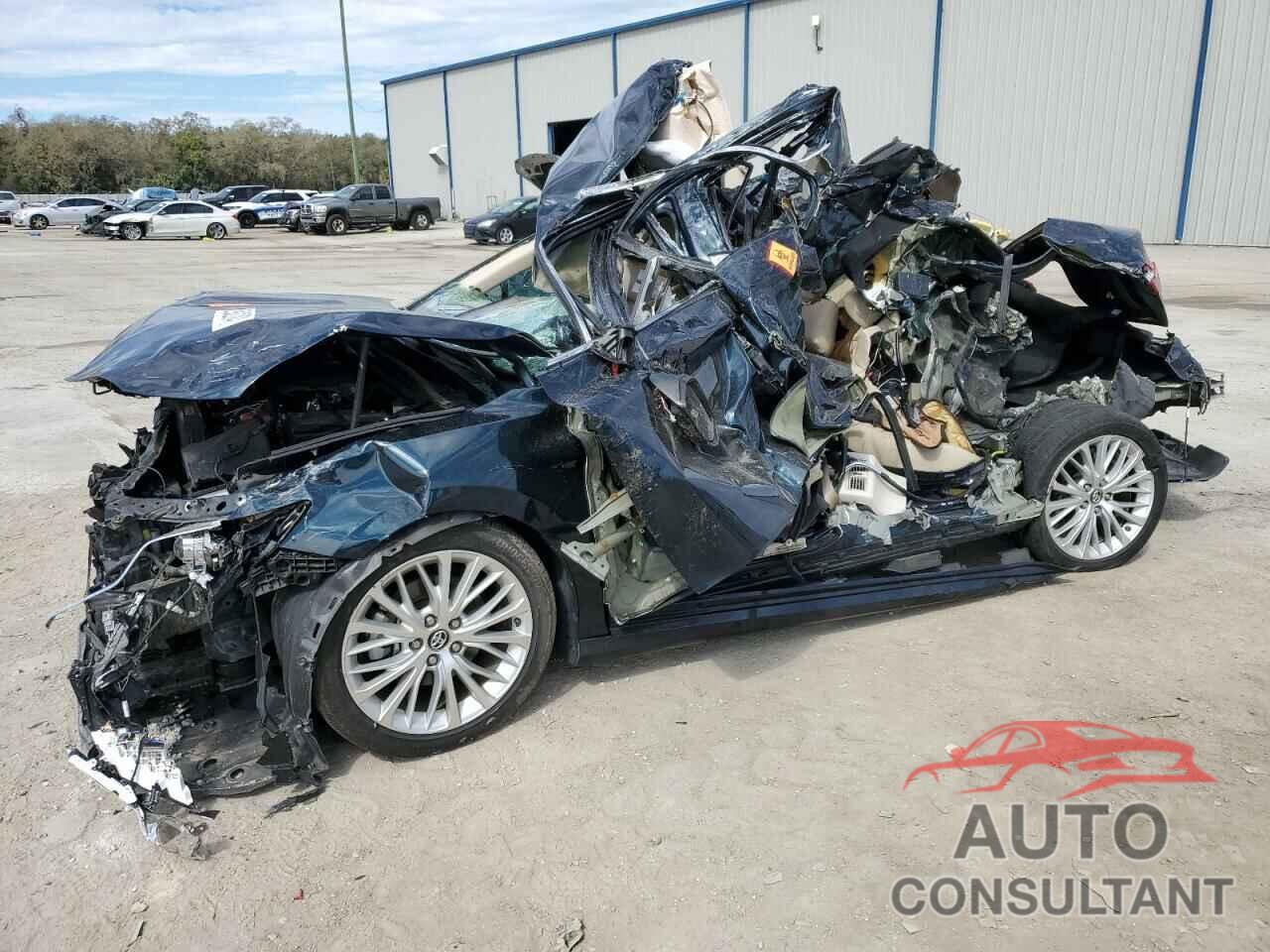 TOYOTA CAMRY 2018 - 4T1B11HK3JU617304