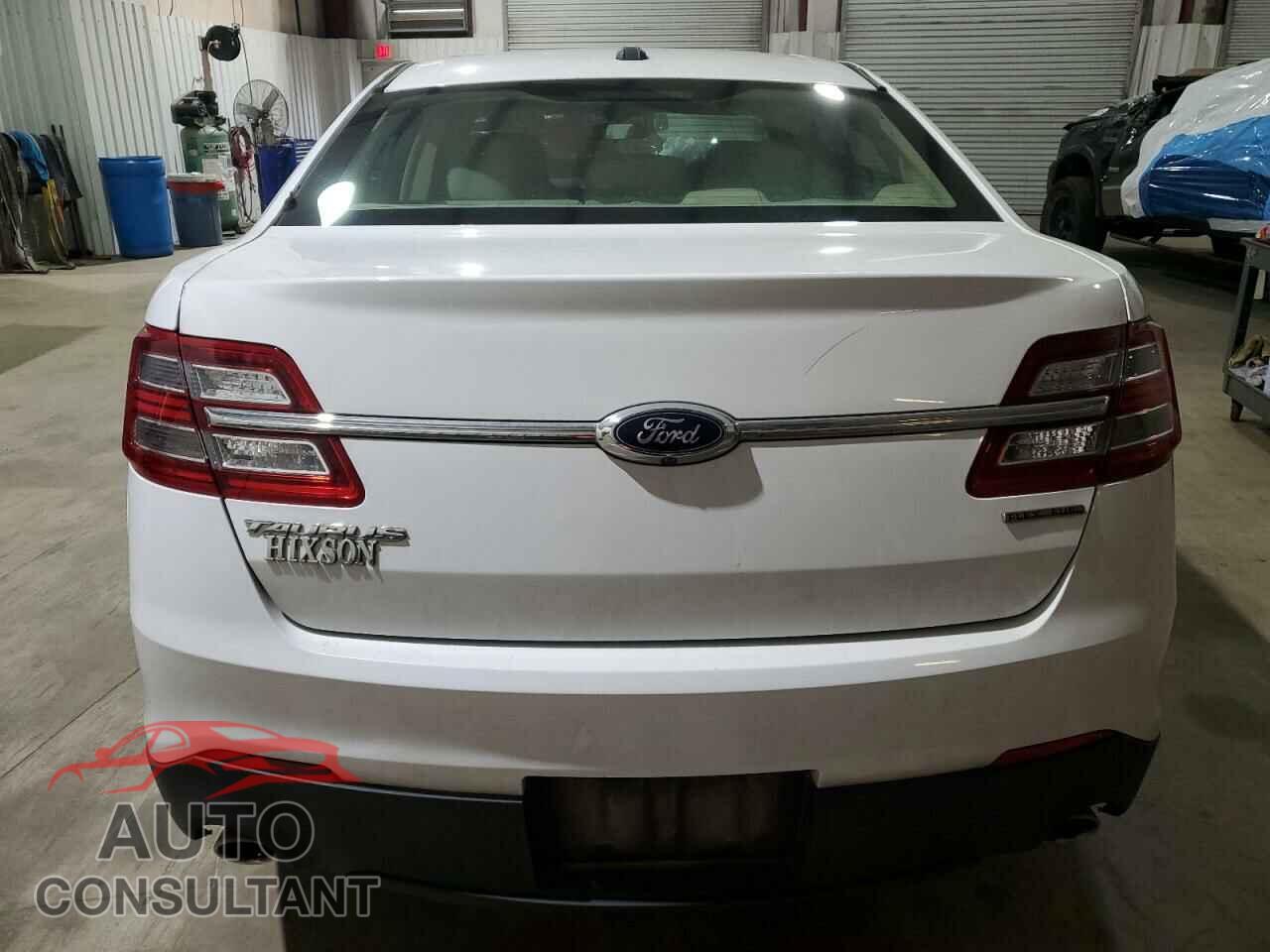 FORD TAURUS 2018 - 1FAHP2D8XJG138475
