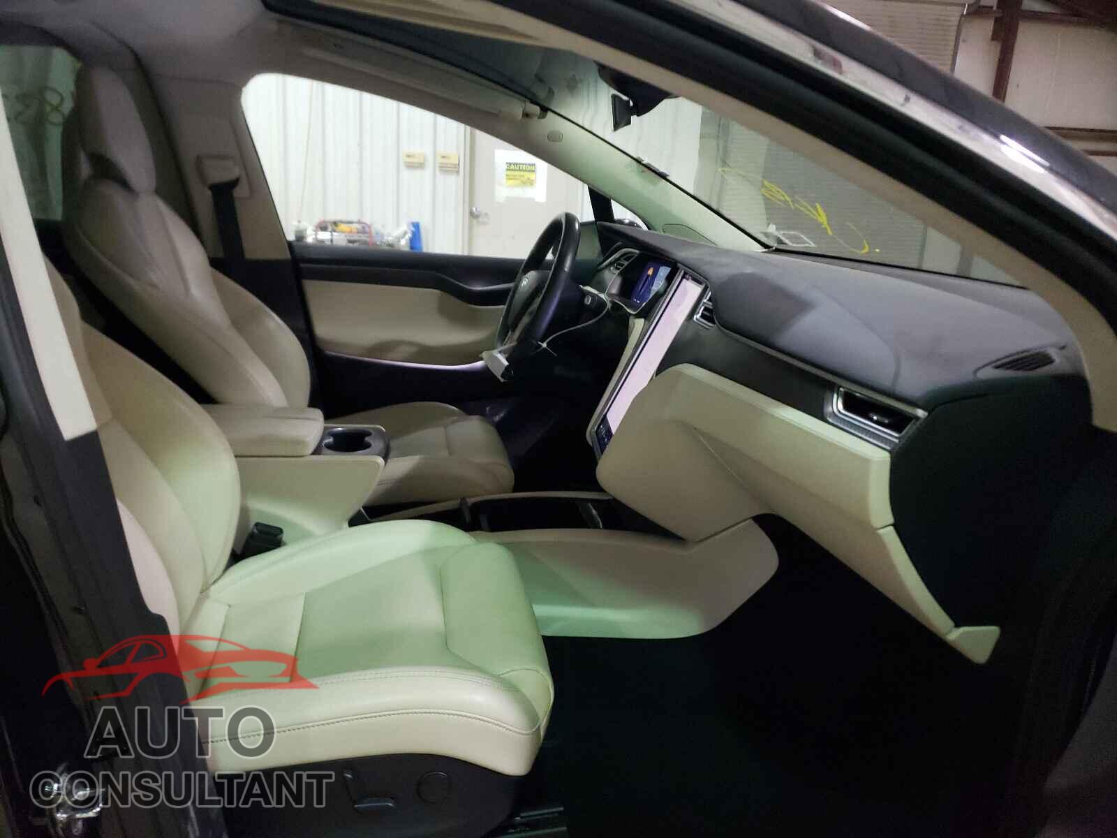 TESLA MODEL X 2017 - 5YJXCDE23HF077143