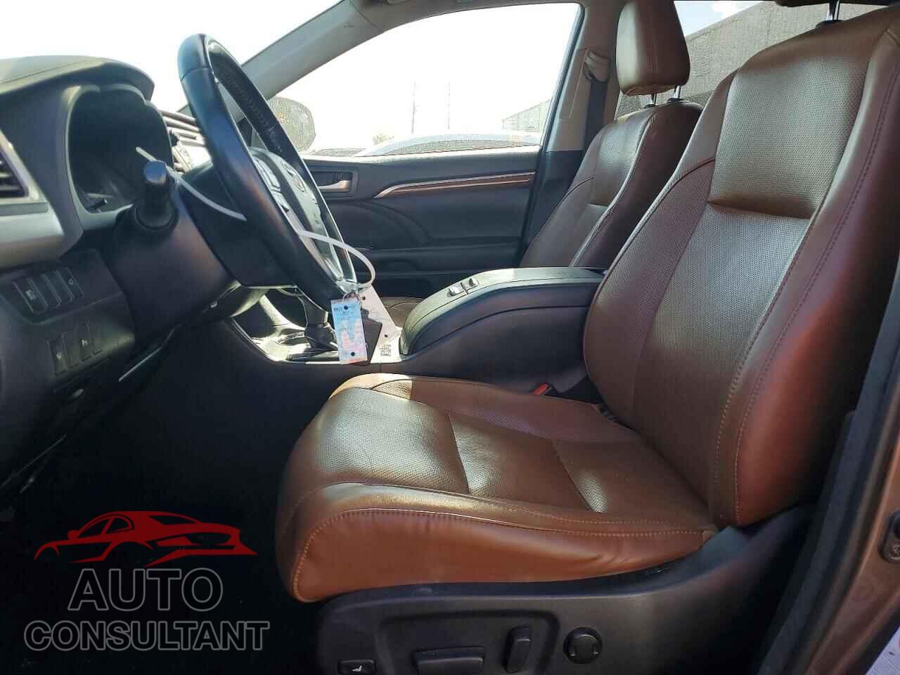 TOYOTA HIGHLANDER 2018 - 5TDDGRFH5JS051250
