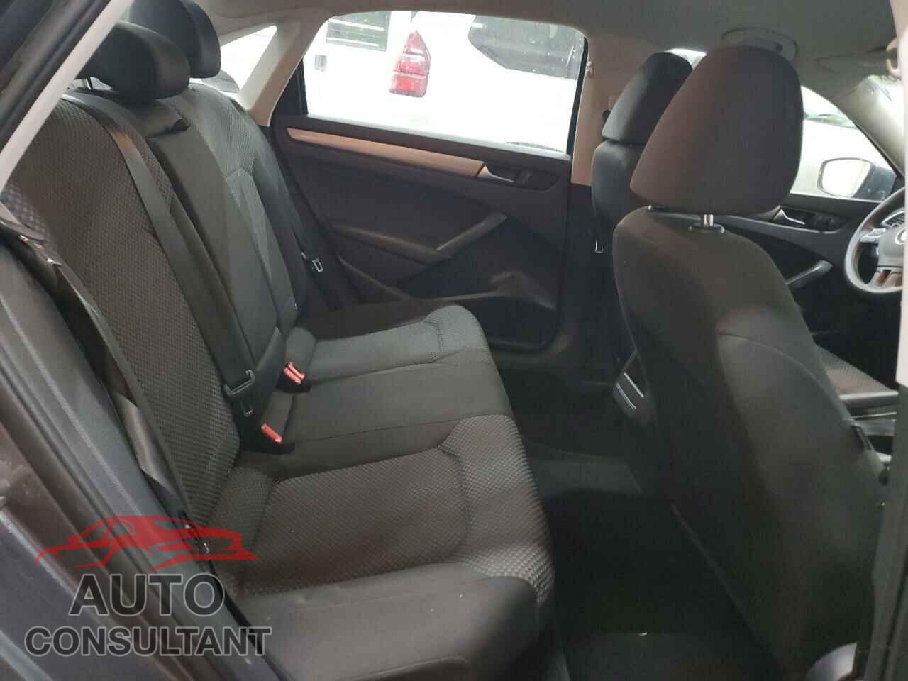 VOLKSWAGEN PASSAT 2015 - 1VWAT7A32FC048276