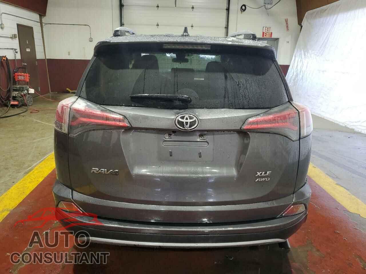 TOYOTA RAV4 2017 - JTMRFREV5HJ134006
