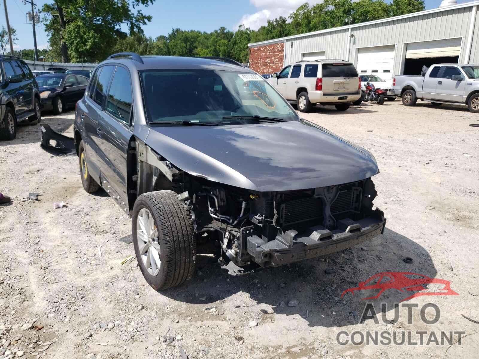 VOLKSWAGEN TIGUAN 2017 - WVGAV7AX9HK049140