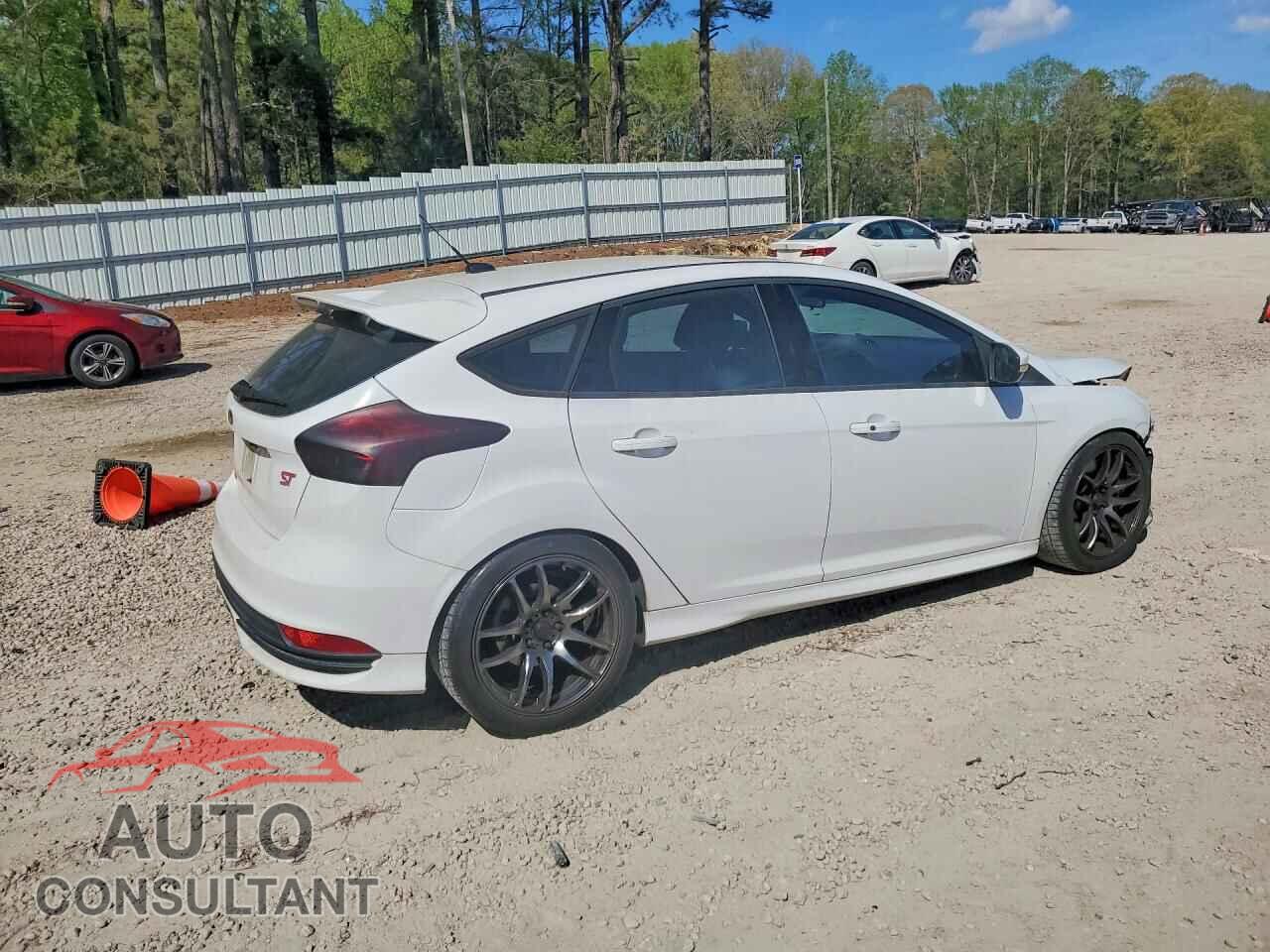 FORD FOCUS 2015 - 1FADP3L92FL372462