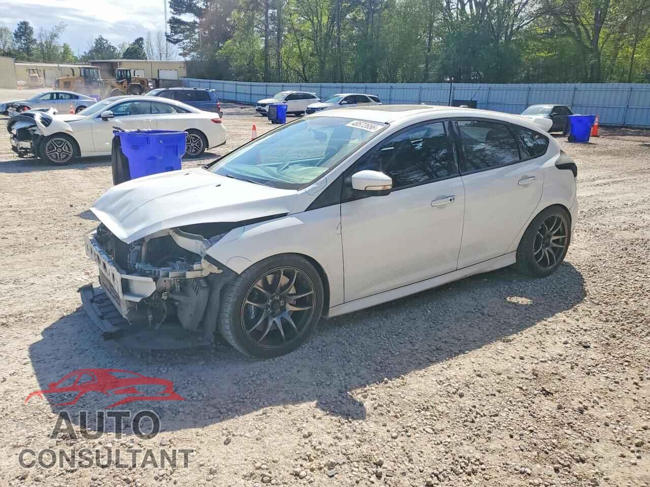 FORD FOCUS 2015 - 1FADP3L92FL372462