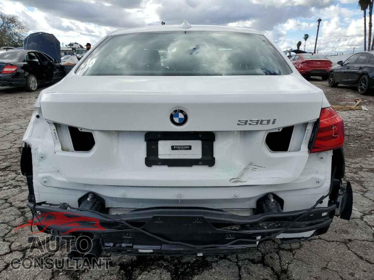 BMW 3 SERIES 2018 - WBA8B9C56JEE82471