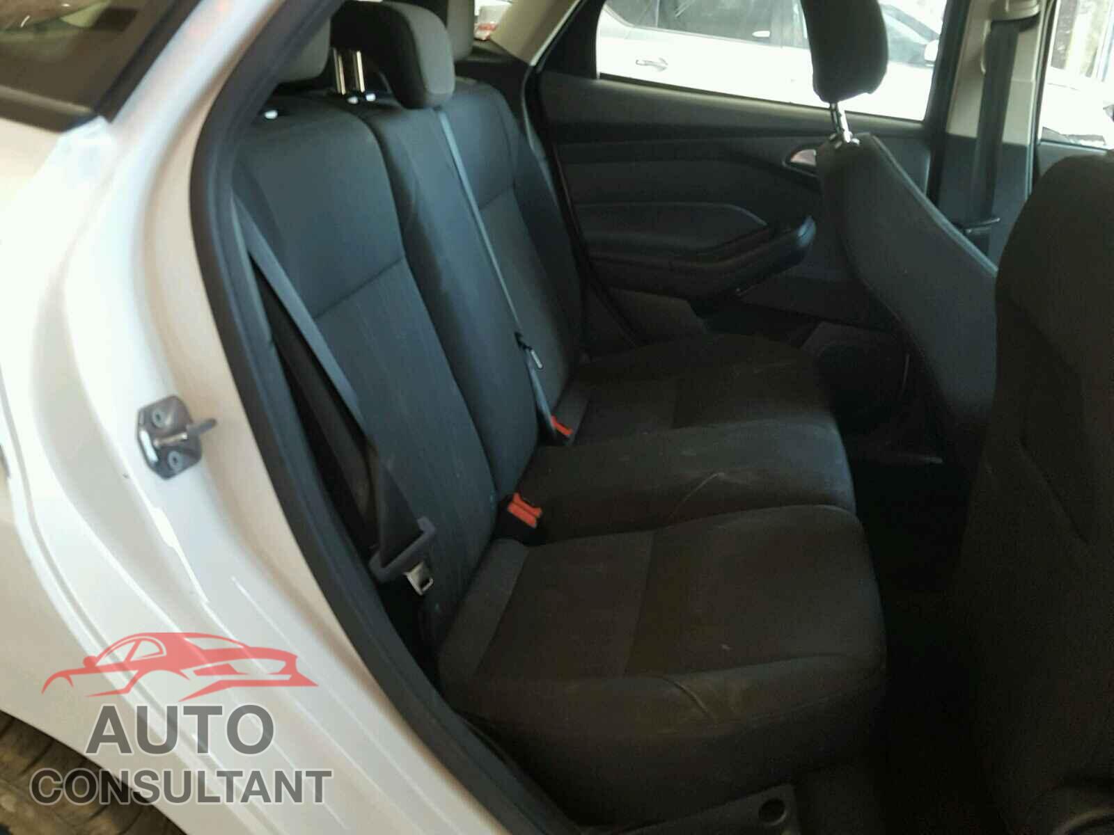 FORD FOCUS SE 2015 - 1FADP3K23FL223885