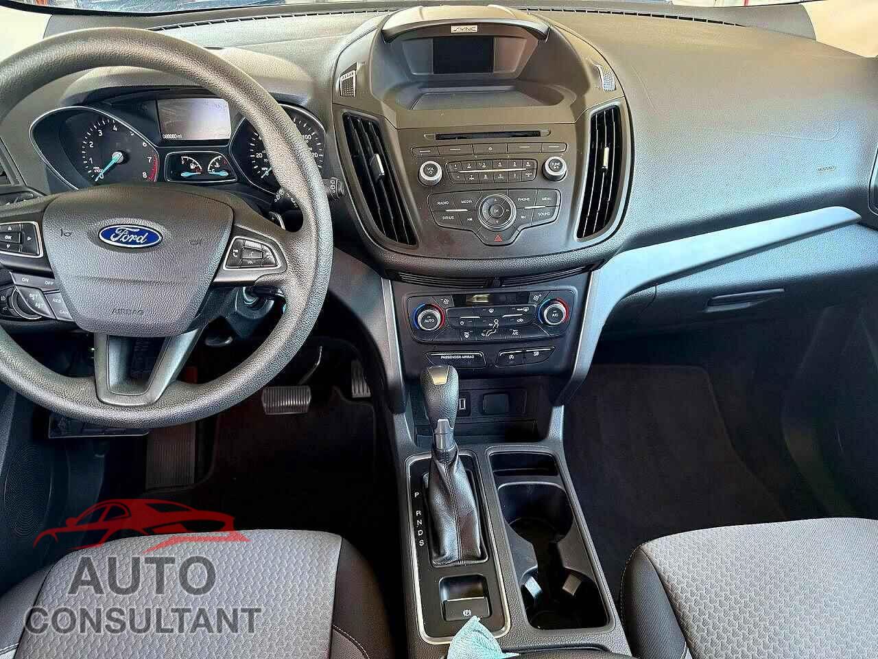 FORD ESCAPE 2017 - 1FMCU0GD7HUC67260