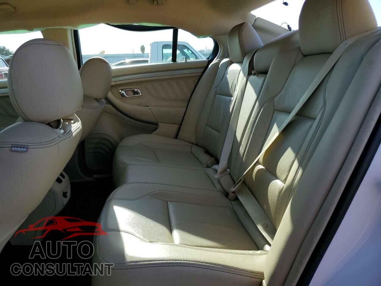 FORD TAURUS 2018 - 1FAHP2E84JG138082