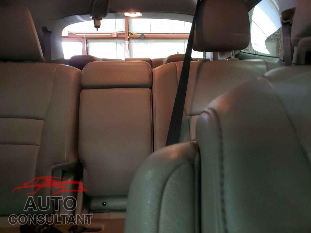 HONDA PILOT 2018 - 5FNYF6H82JB010773