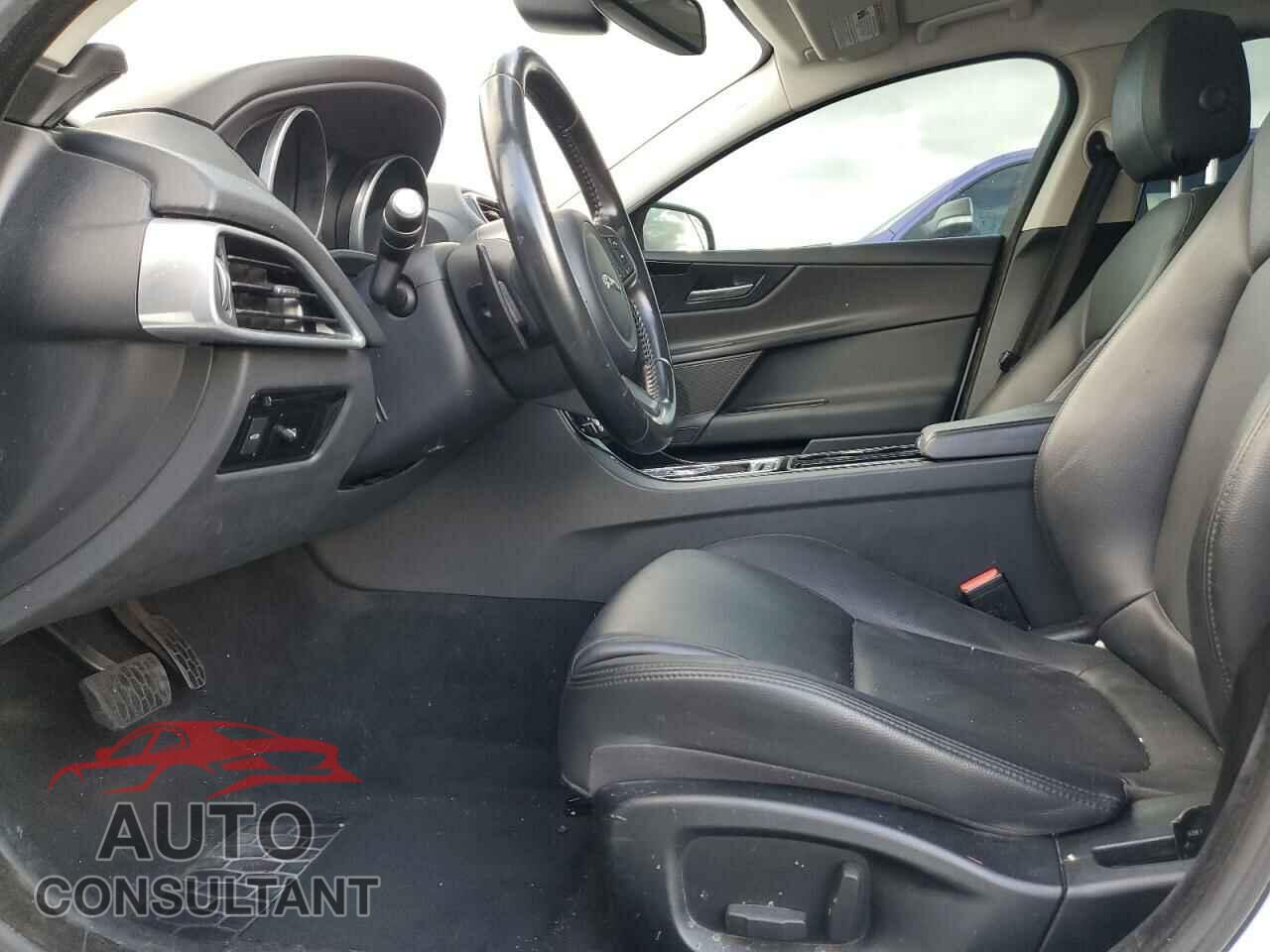 JAGUAR XE 2017 - SAJAR4BG8HA973324