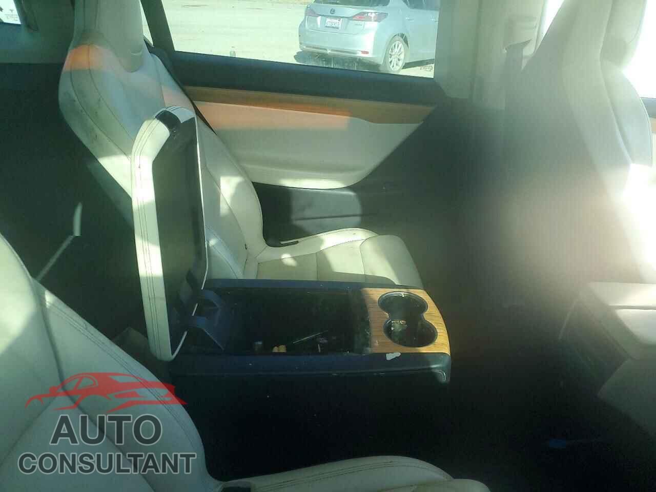 TESLA MODEL X 2018 - 5YJXCBE25JF122139