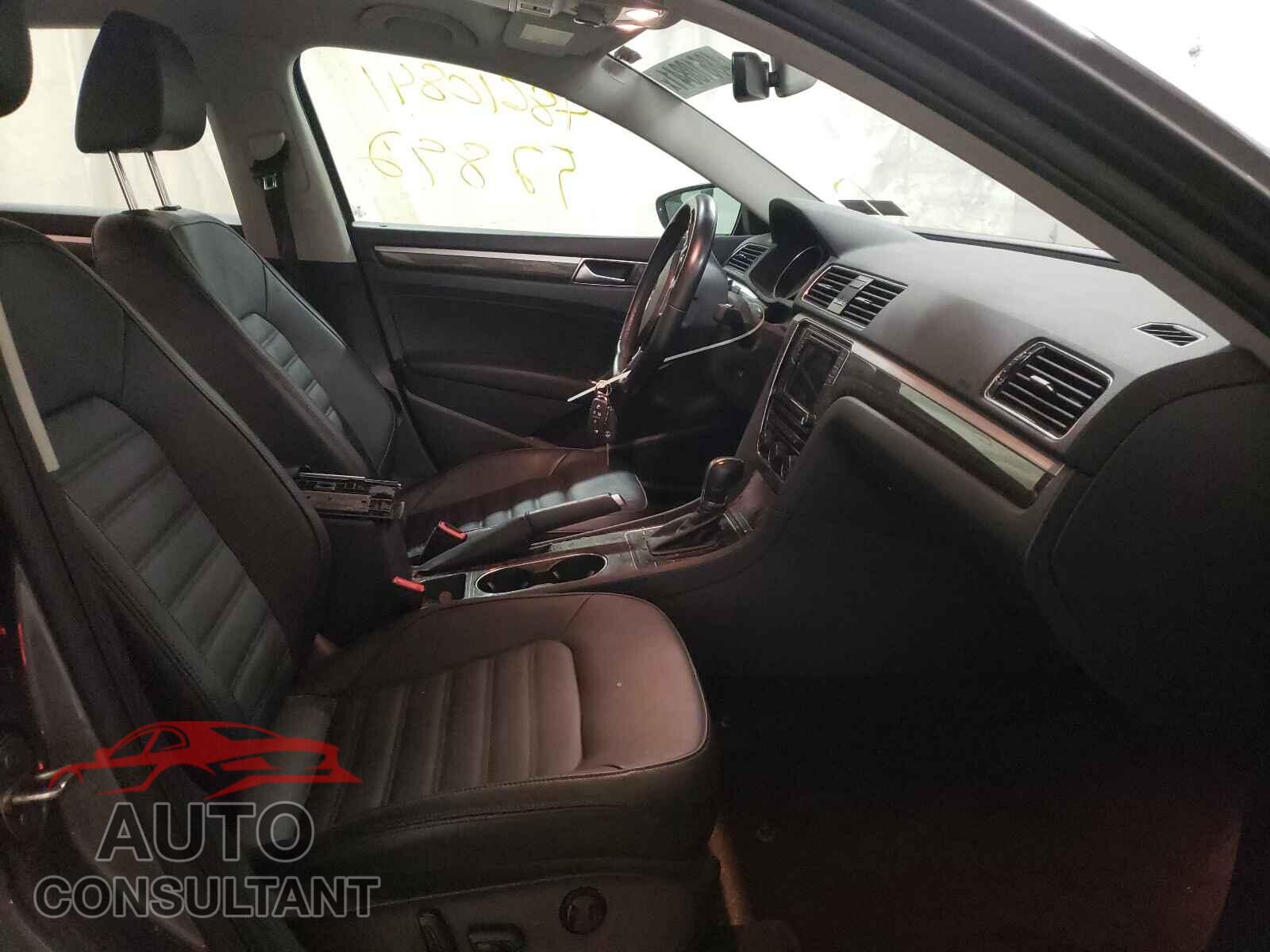VOLKSWAGEN PASSAT 2018 - 1VWCA7A33JC044678