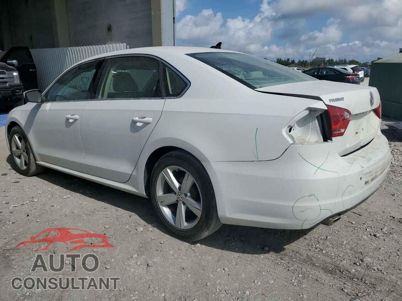 VOLKSWAGEN PASSAT 2013 - 1VWBH7A33DC007769