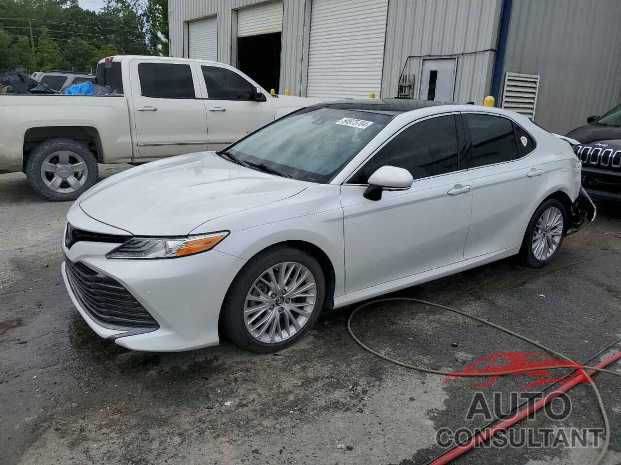 TOYOTA CAMRY 2018 - 4T1B11HK1JU023052