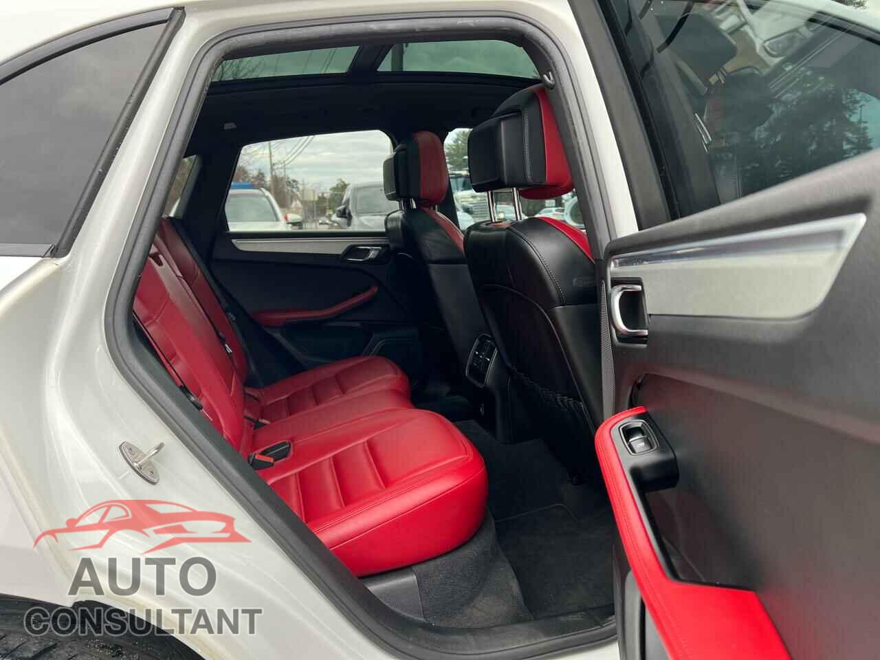 PORSCHE MACAN 2018 - WP1AG2A59JLB62195