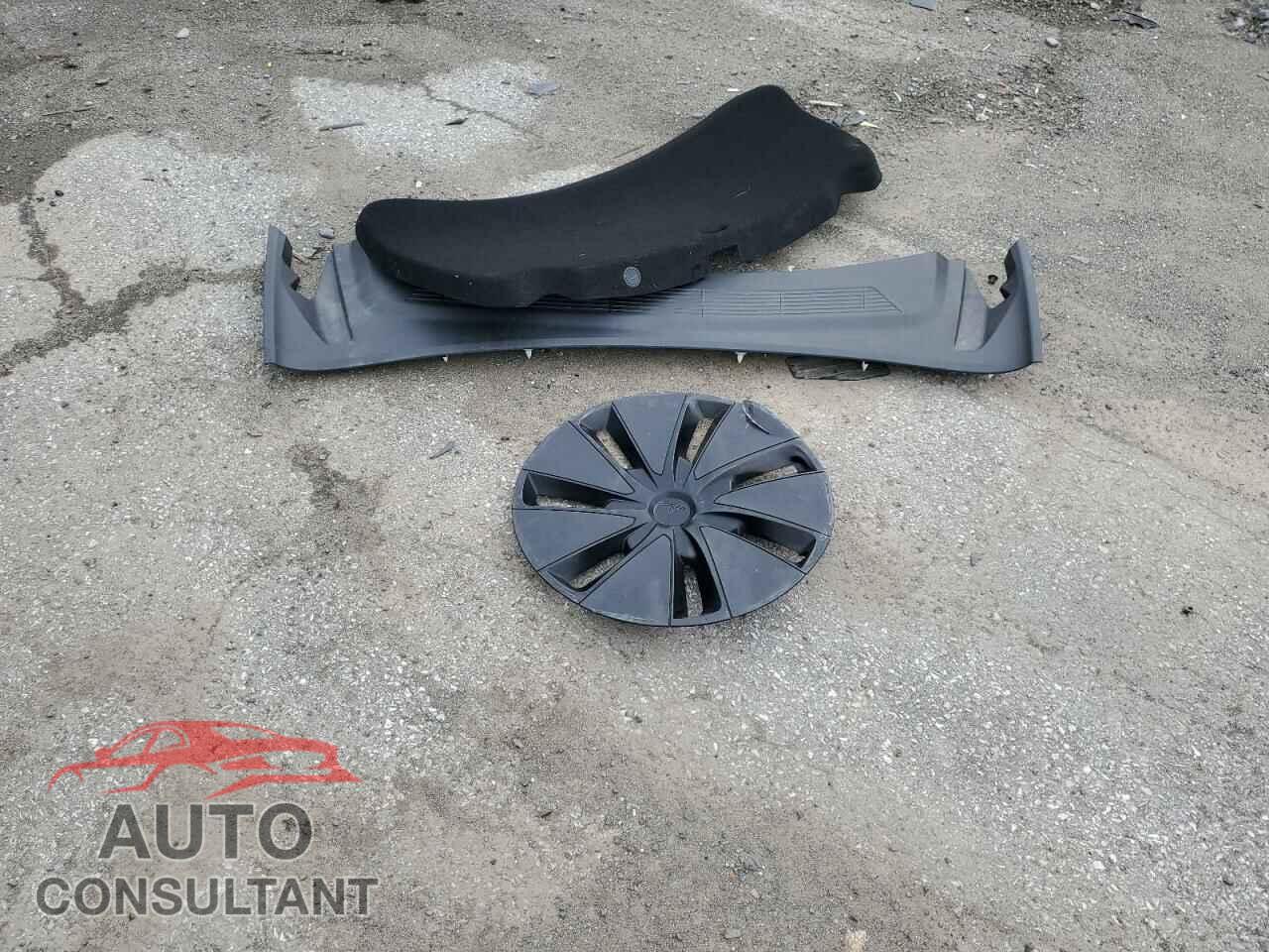 TESLA MODEL 3 2024 - 5YJ3E1EA8RF773982