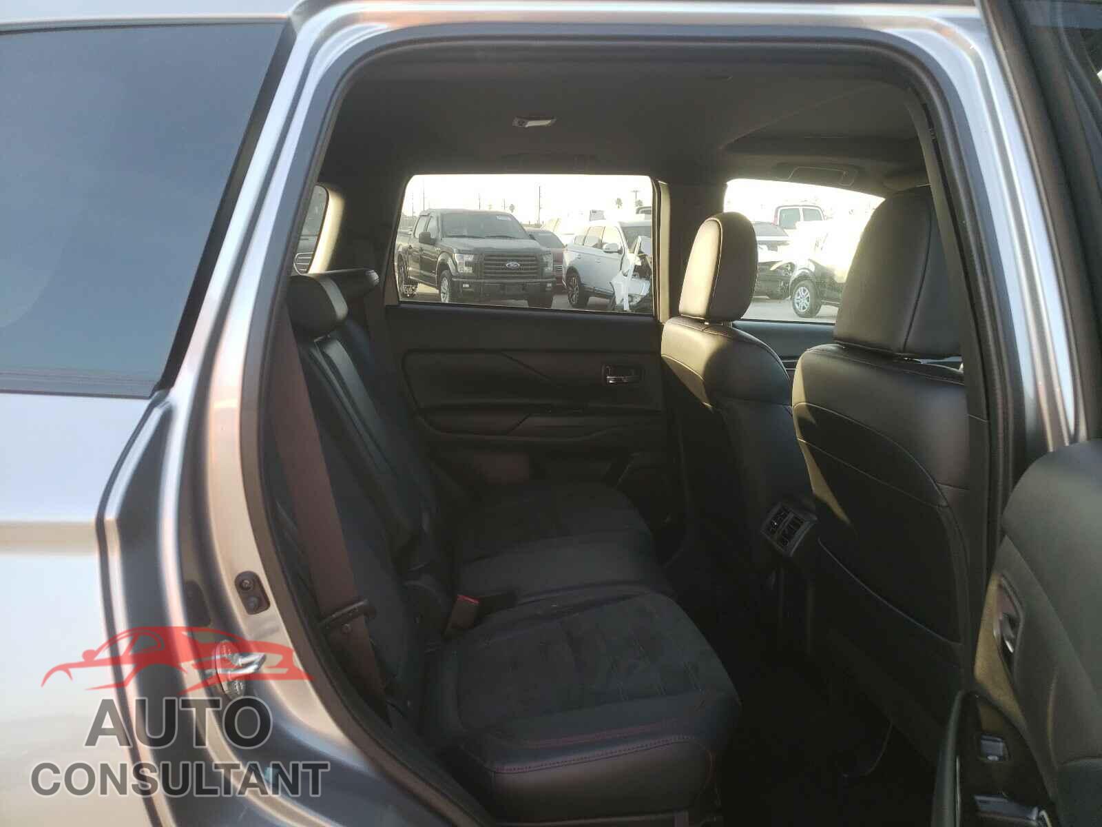 MITSUBISHI OUTLANDER 2020 - JA4AD3A30LZ036588
