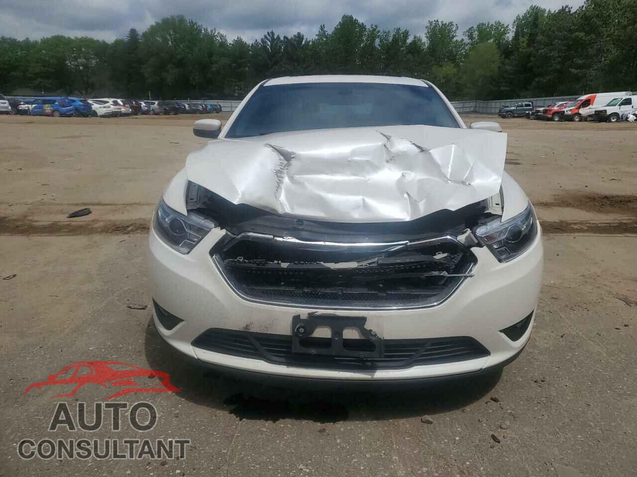 FORD TAURUS 2018 - 1FAHP2E82JG135200