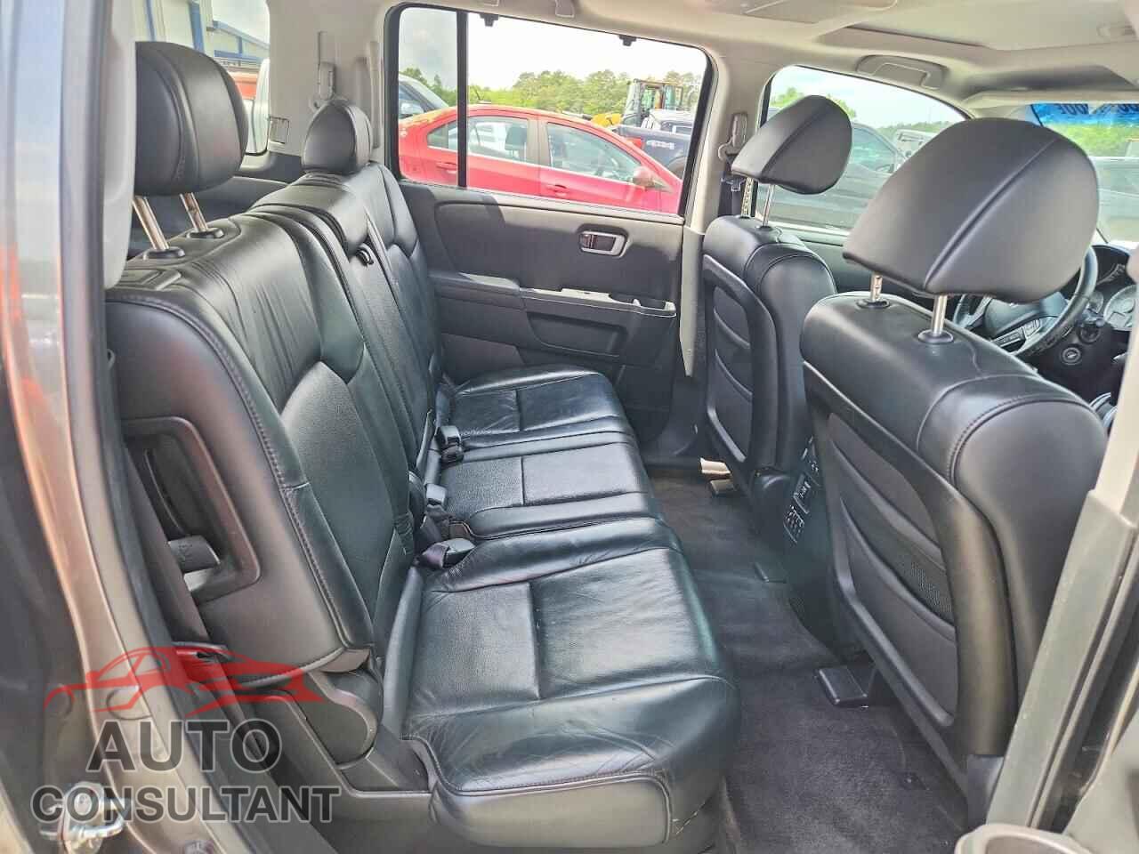 HONDA PILOT 2011 - 5FNYF4H9XBB048900