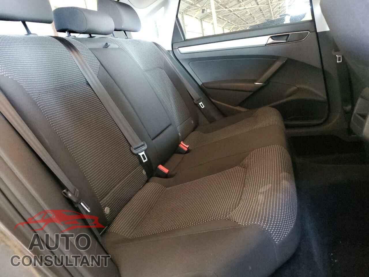 VOLKSWAGEN PASSAT 2018 - 1VWAA7A39JC018089