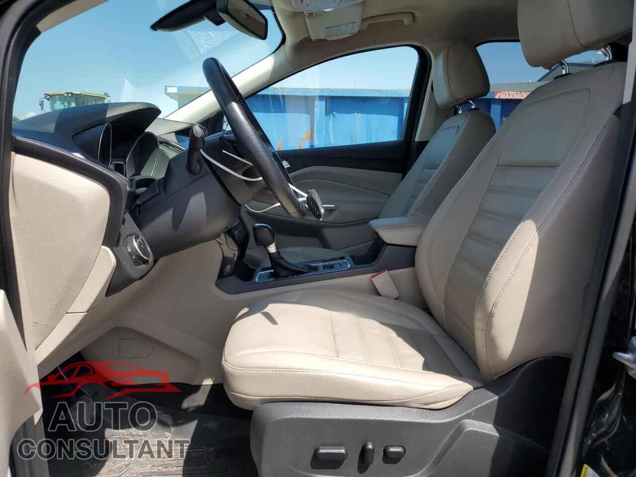 FORD ESCAPE 2017 - 1FMCU0J90HUB46445