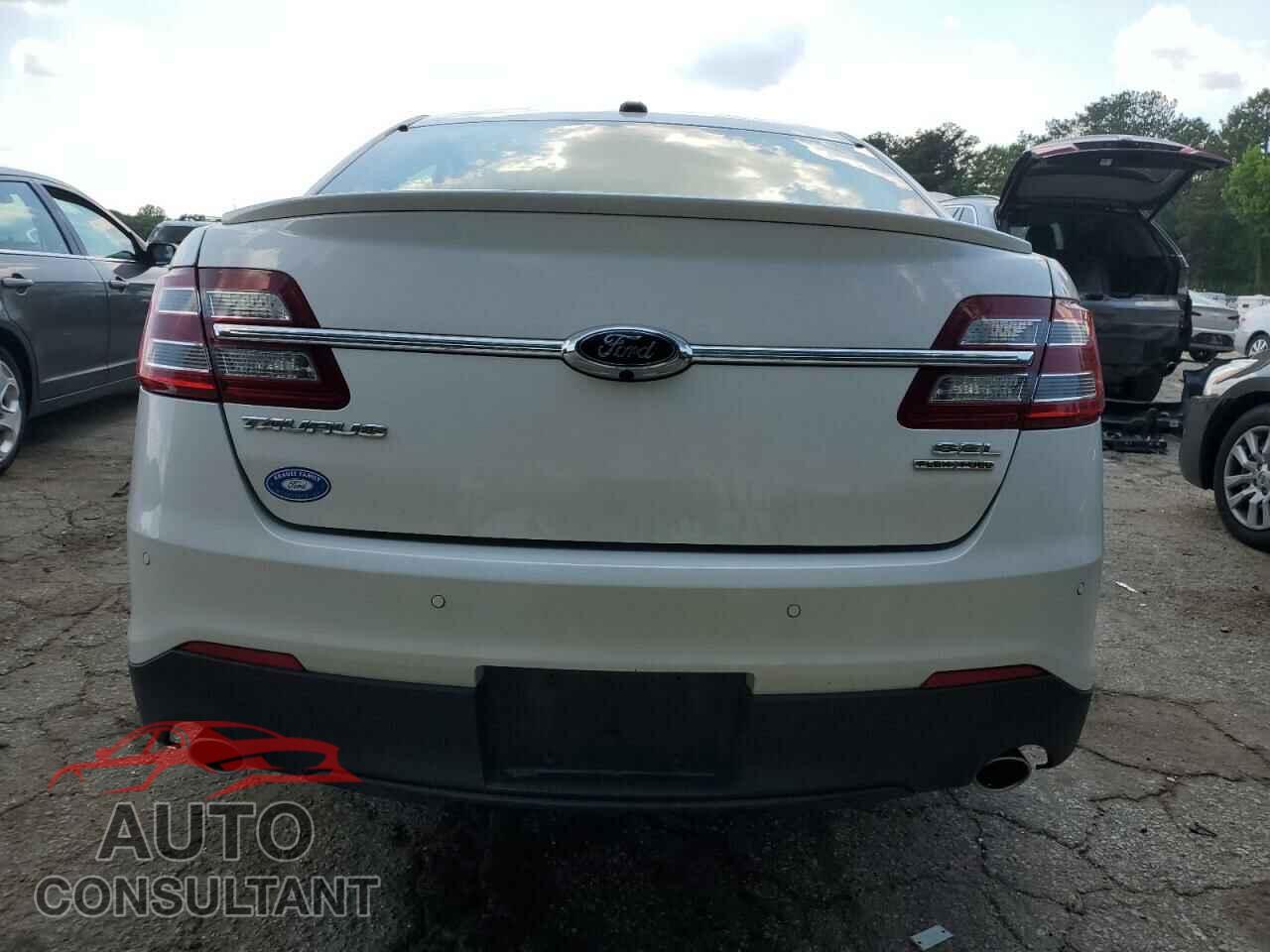 FORD TAURUS 2018 - 1FAHP2E88JG105456