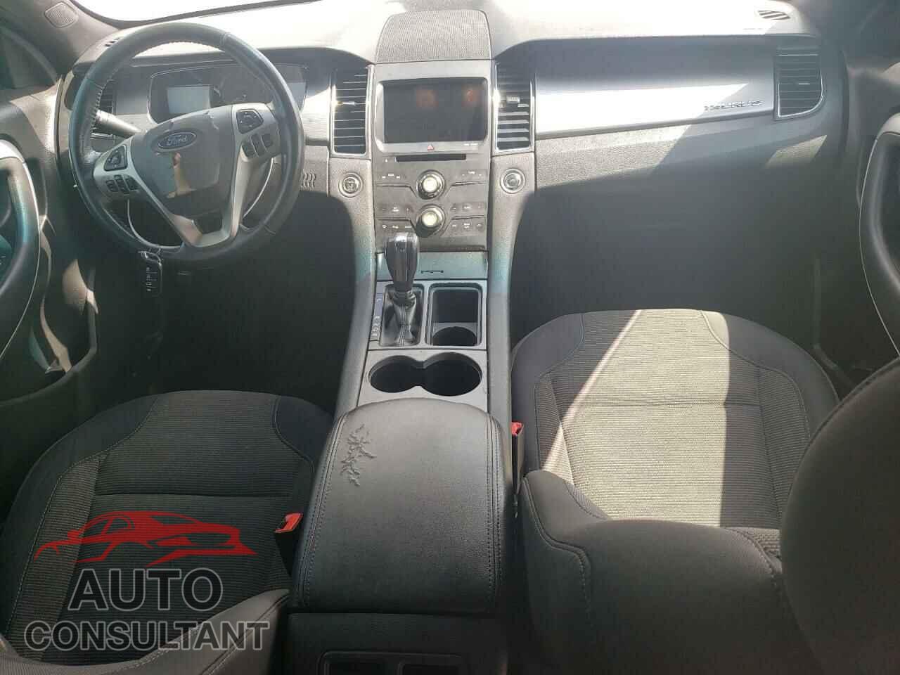 FORD TAURUS 2018 - 1FAHP2E83JG120138