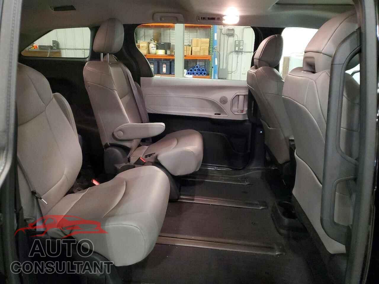 TOYOTA SIENNA 2025 - 5TDYSKFC0SS224329
