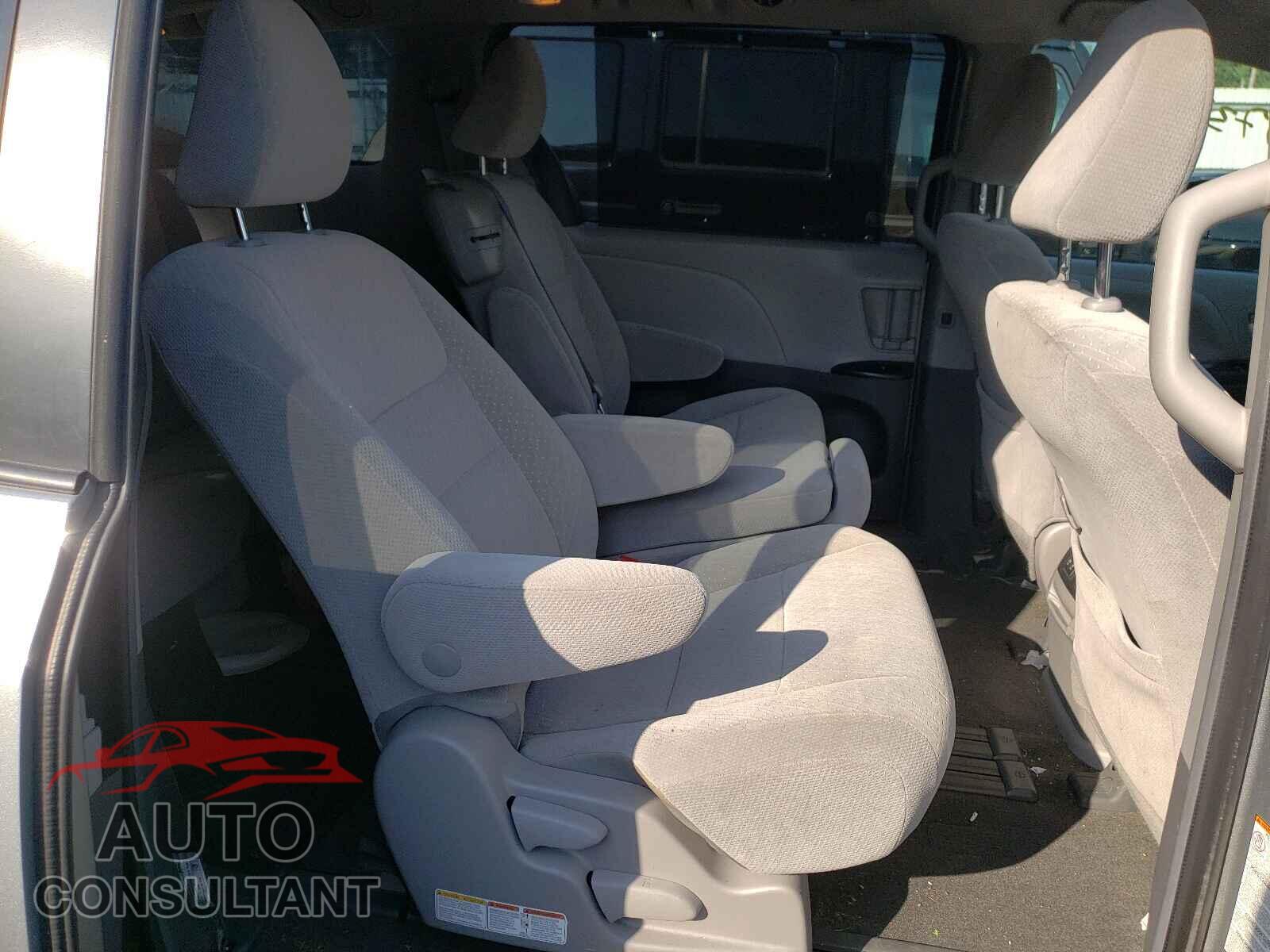 TOYOTA SIENNA 2019 - 5TDKZ3DC1KS973473