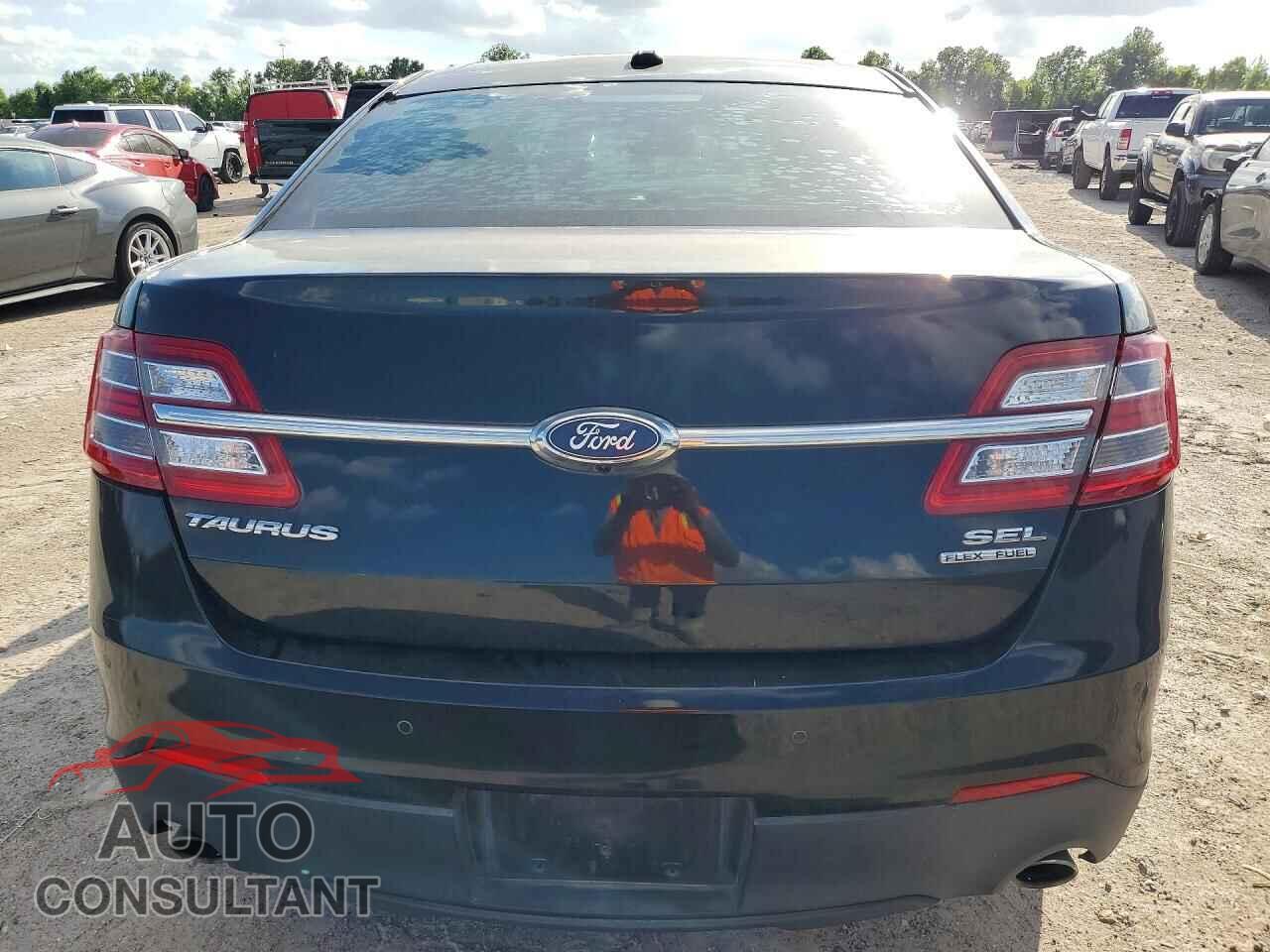 FORD TAURUS 2017 - 1FAHP2E84HG133281