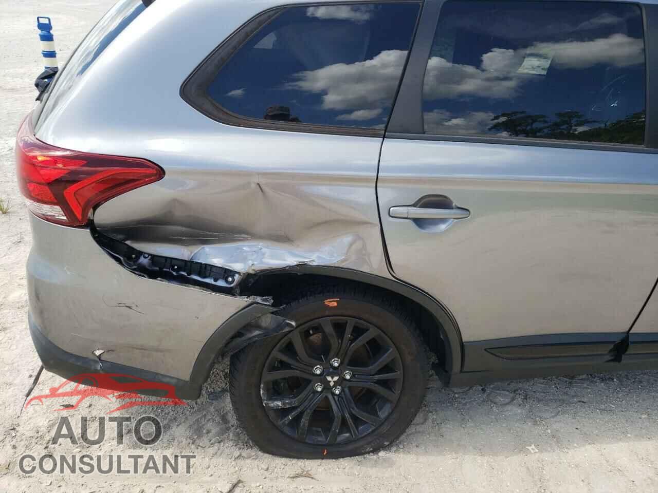 MITSUBISHI OUTLANDER 2018 - JA4AD3A31JZ019909