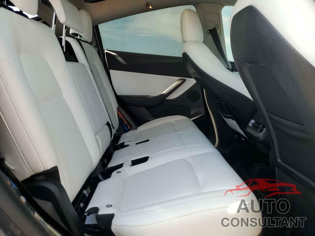 TESLA MODEL Y 2021 - 5YJYGDED6MF110558