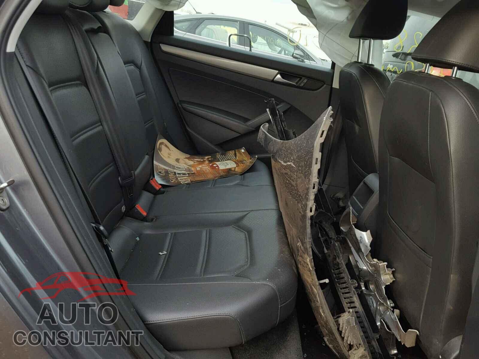 VOLKSWAGEN PASSAT 2015 - 1VWAT7A35FC017233