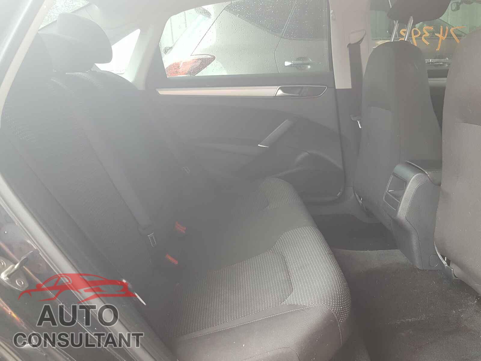 VOLKSWAGEN PASSAT 2017 - 1VWAT7A3XHC010071