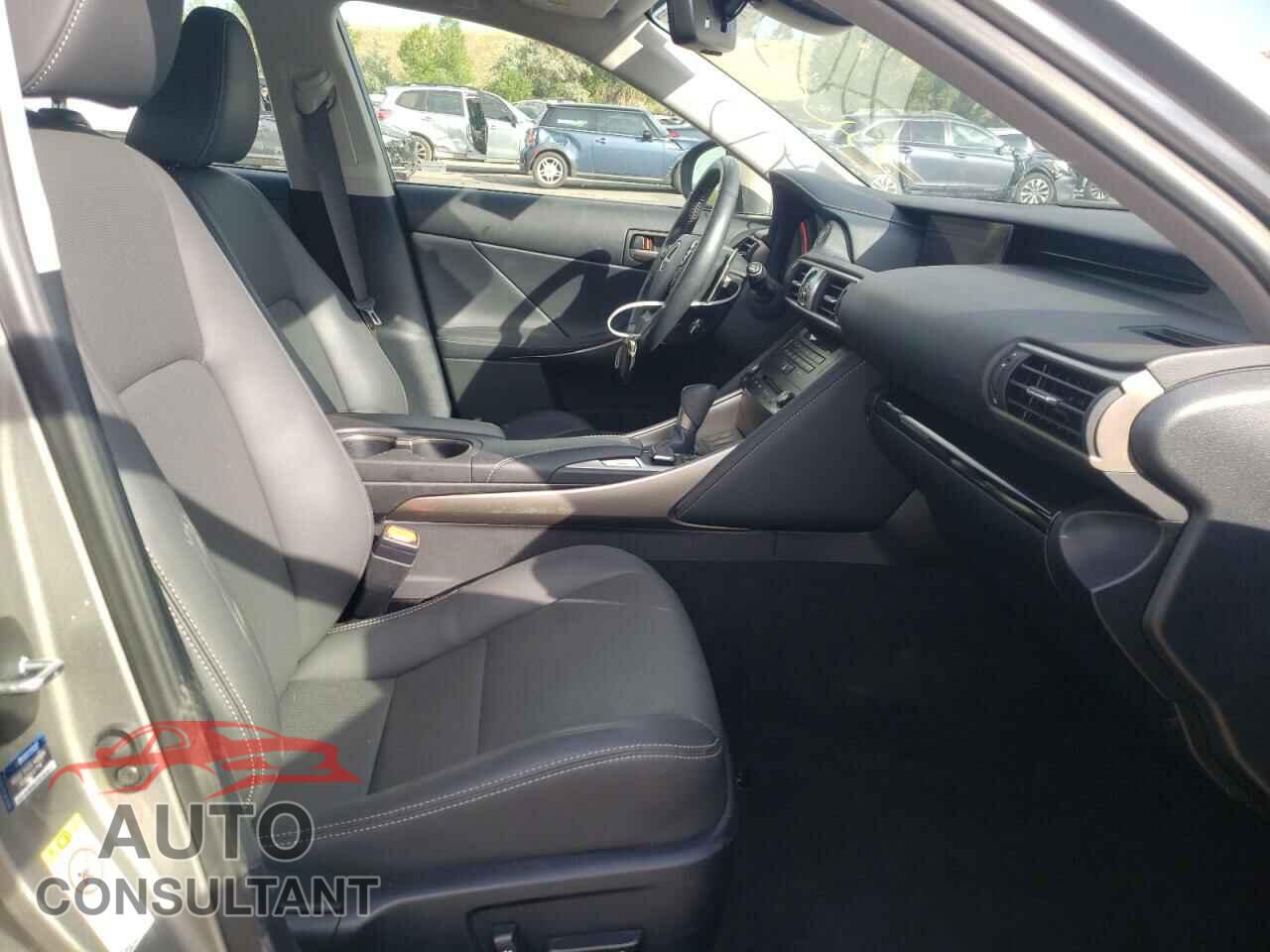LEXUS IS 2018 - JTHC81D21J5028285